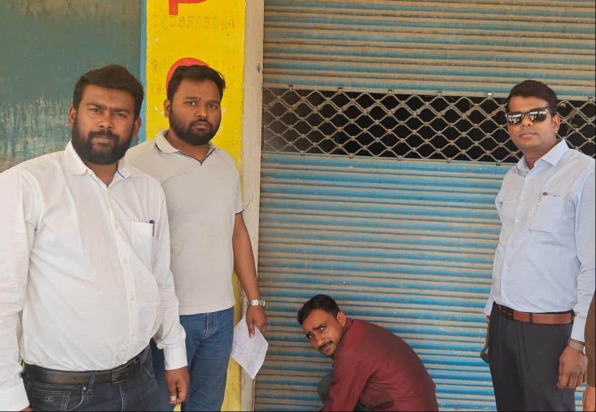 बकाएदारी में मंडी में दुकान पर ताला बंद करते कर्मचारी।- सोशल मीडिया।