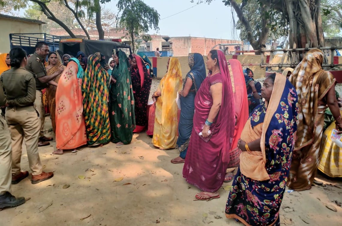 Women reached the police station against raw liquor