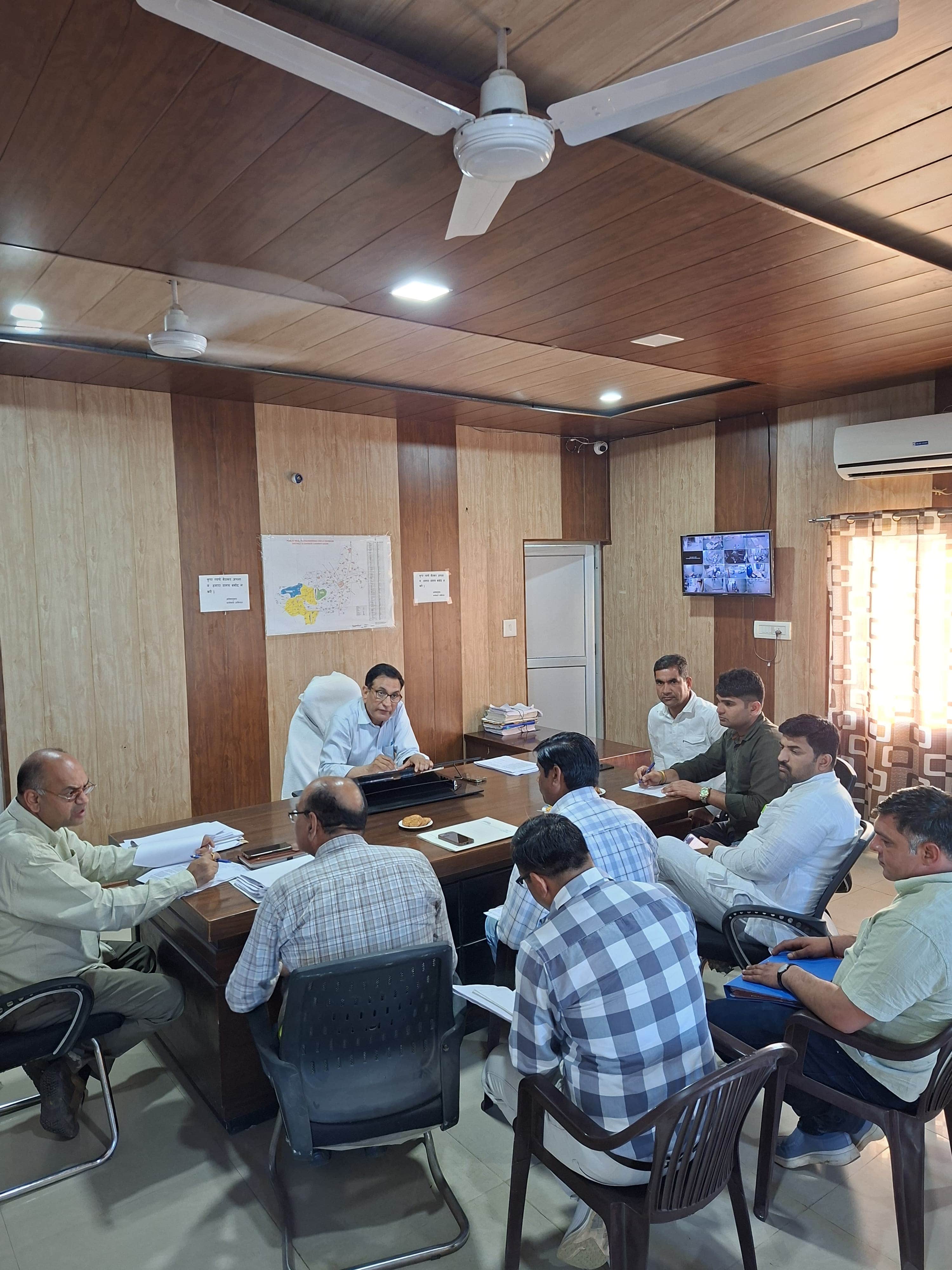 बैठक में मौजूद जनस्वास्थ्य विभाग के अधिकारी व पार्षद। 