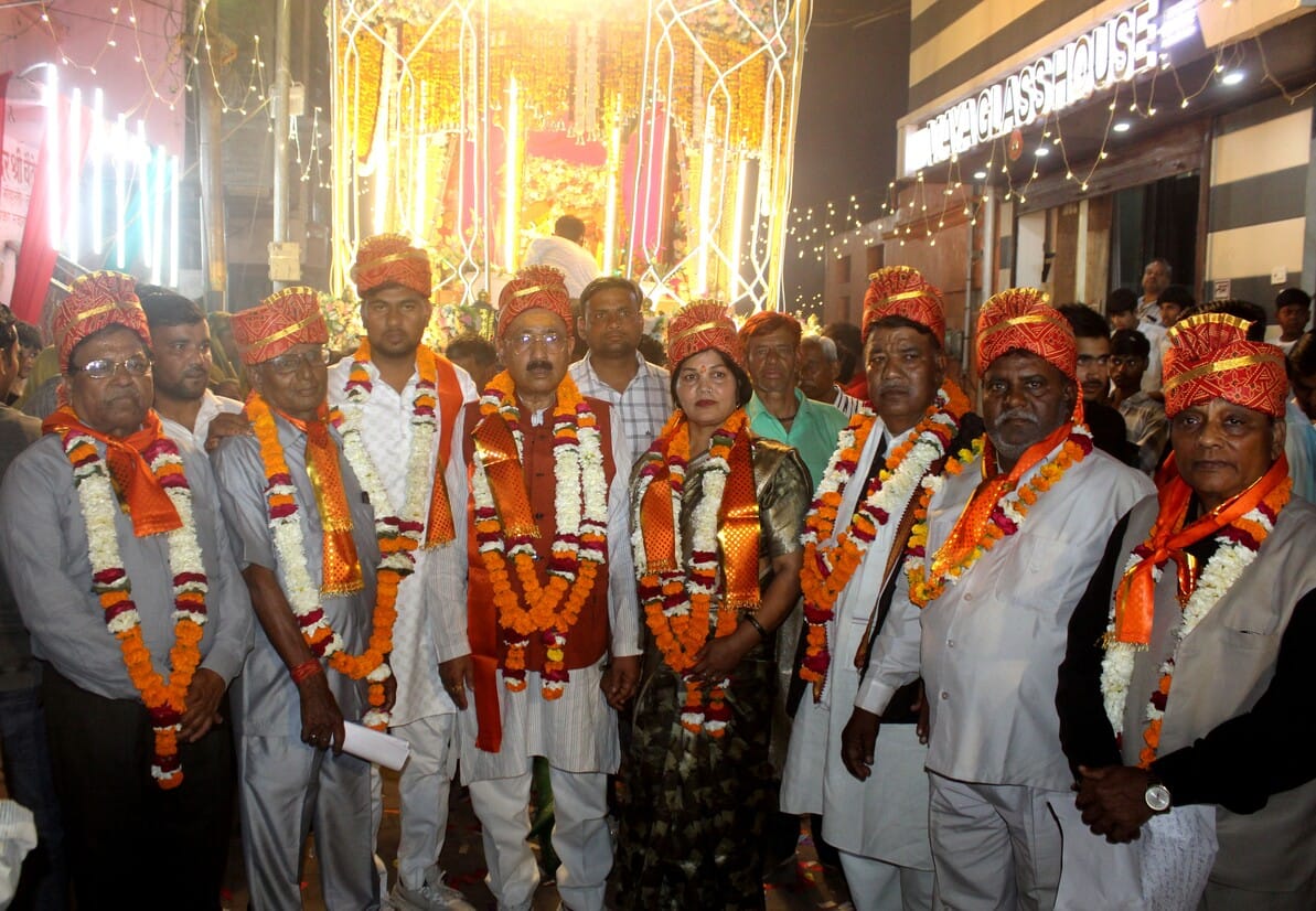 Lord Ganesha toured the city on a chariot.