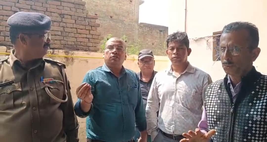 छापेमारी करती निगरानी विभाग की टीम