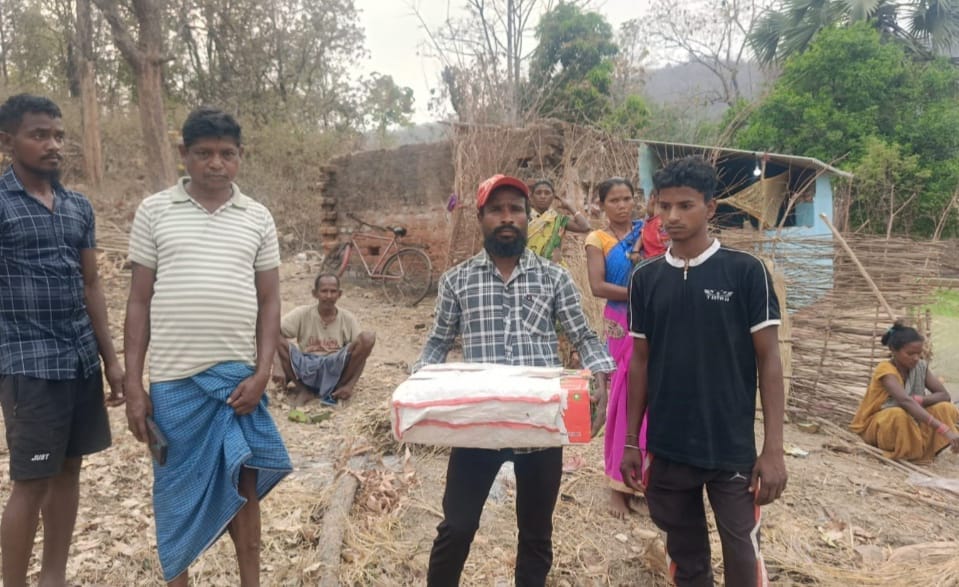 डब्बा में शव ले जाते परिजन
