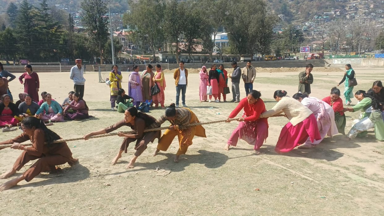 Ropari lost to Parmeshwari Mahila Mandal in the tug of war competition.