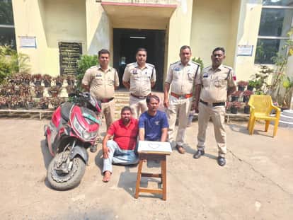Old woman robbed by posing as police police arrested two miscreants in Raigarh
