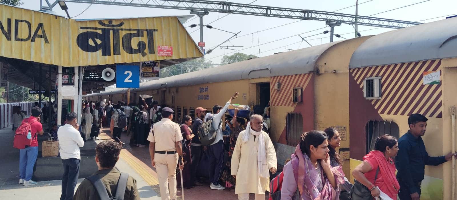 फोटो- 01 त्योहार के बाद काम पर लौटने के लिए गाड़ी में बैठने जाते यात्री। संवाद