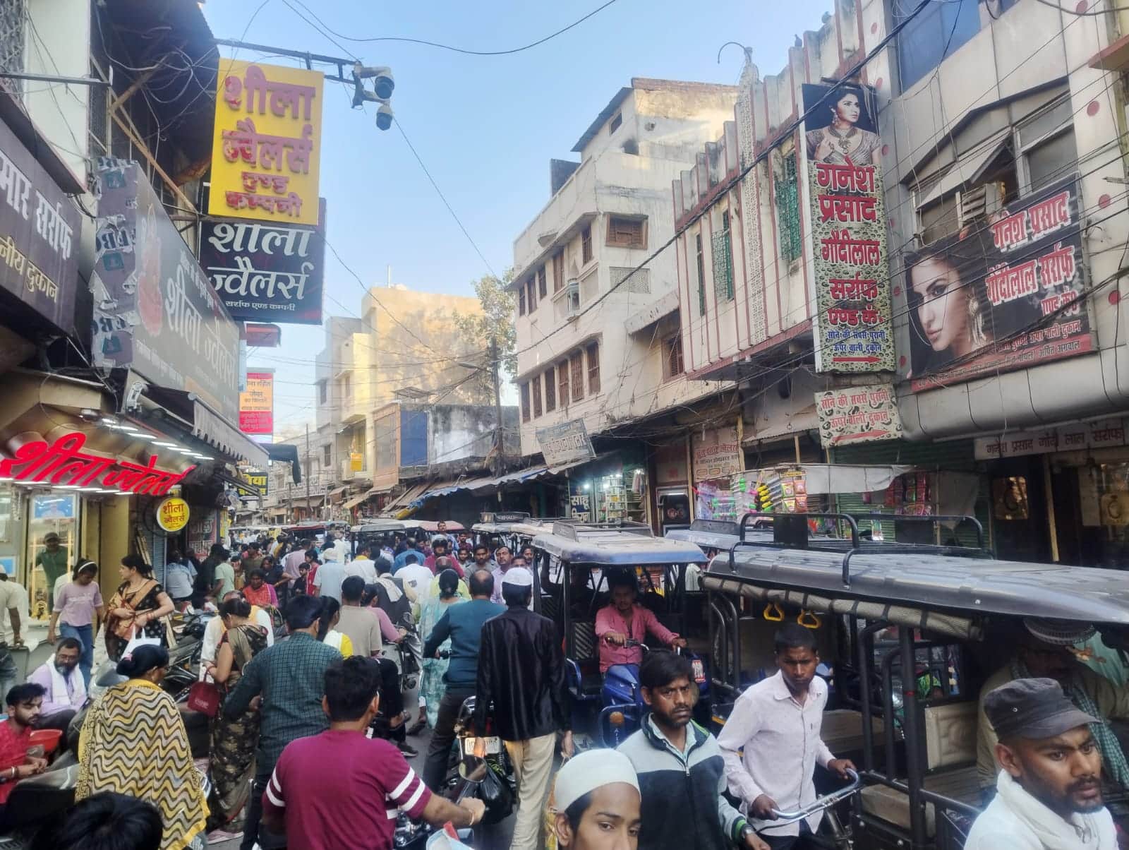 फोटो- 02 होली में कुछ यूं रही बाजार में चहल-पहल। फाइल फोटो