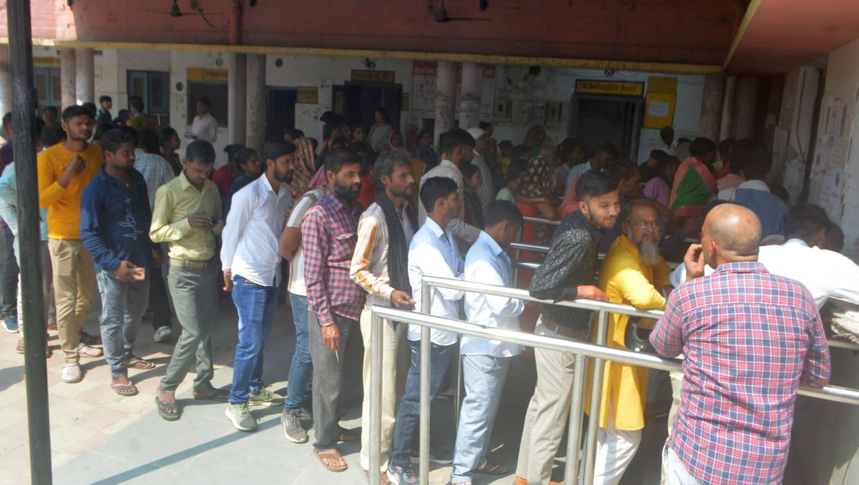 Relief turns into disaster, treatment available after hours of waiting in line