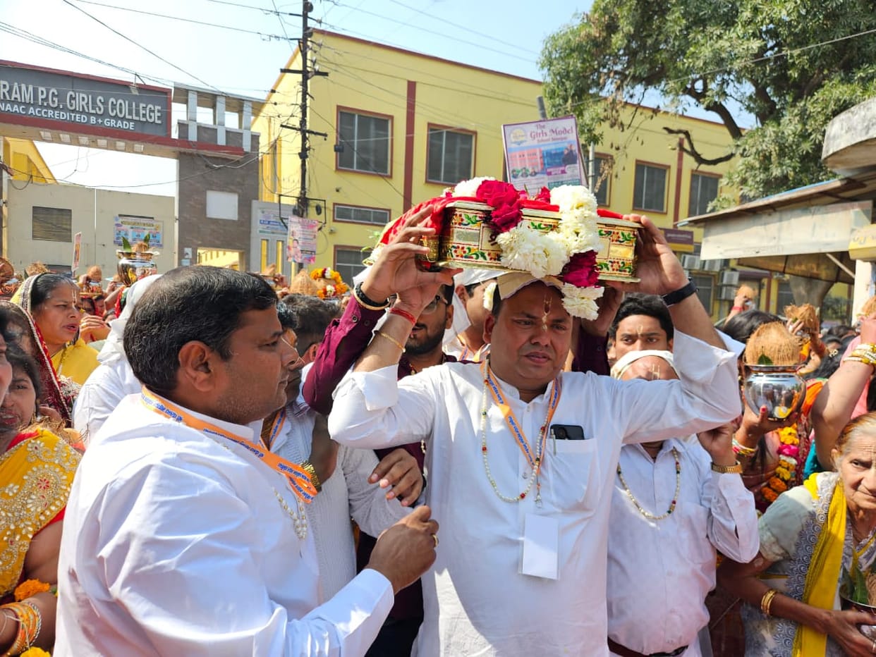 Kalash Yatra was taken out with the chanting of Thakurji.