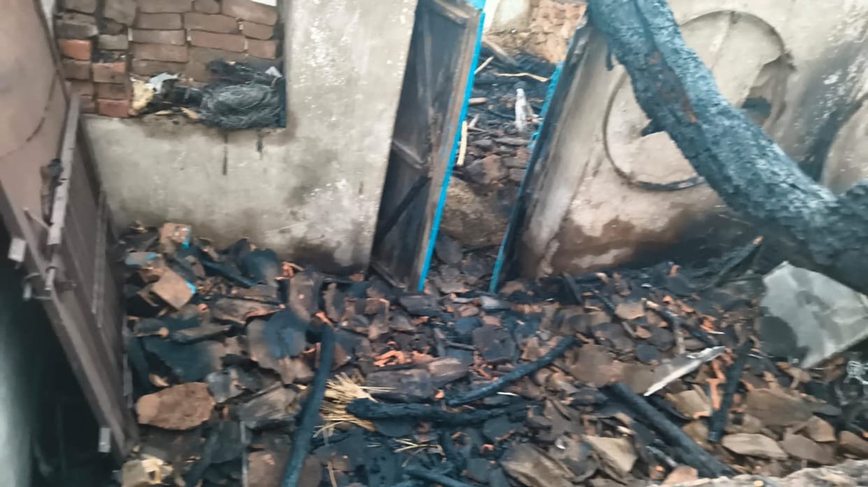Fire broke out in the house, household goods were burnt to ashes