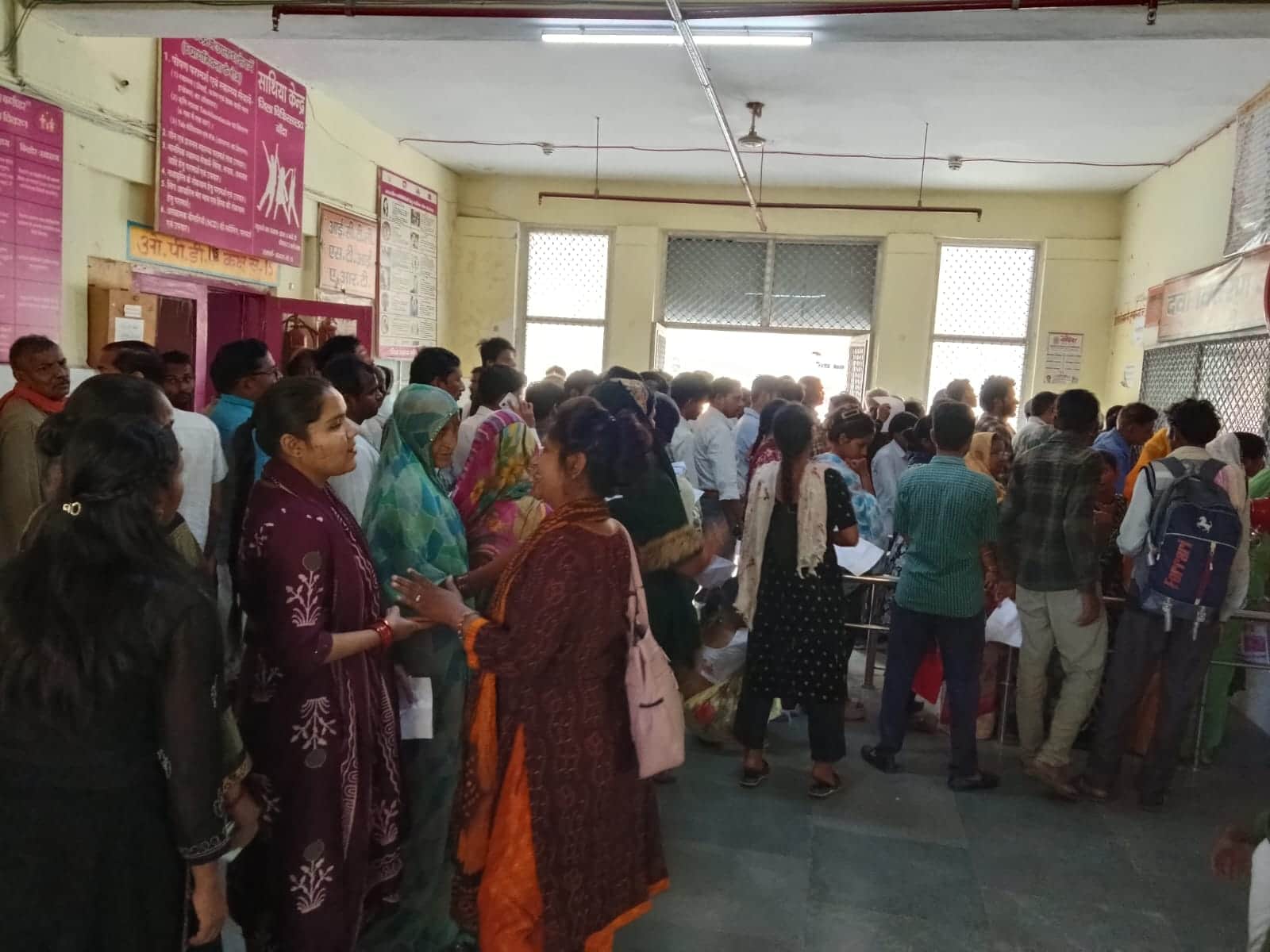 फोटो- 09 जिला अस्पताल के दवा वितरण कक्ष में लगी मरीजों की लाइन। संवाद