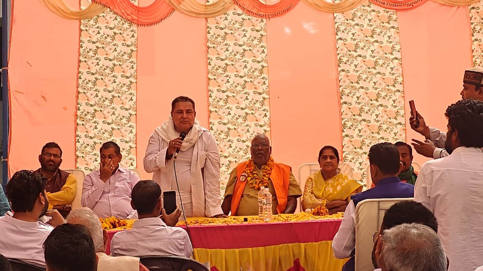 फोटो - 15 पदयात्रा के दौरान लोगों को जानकारी देते राजा बुंदेला। संवाद