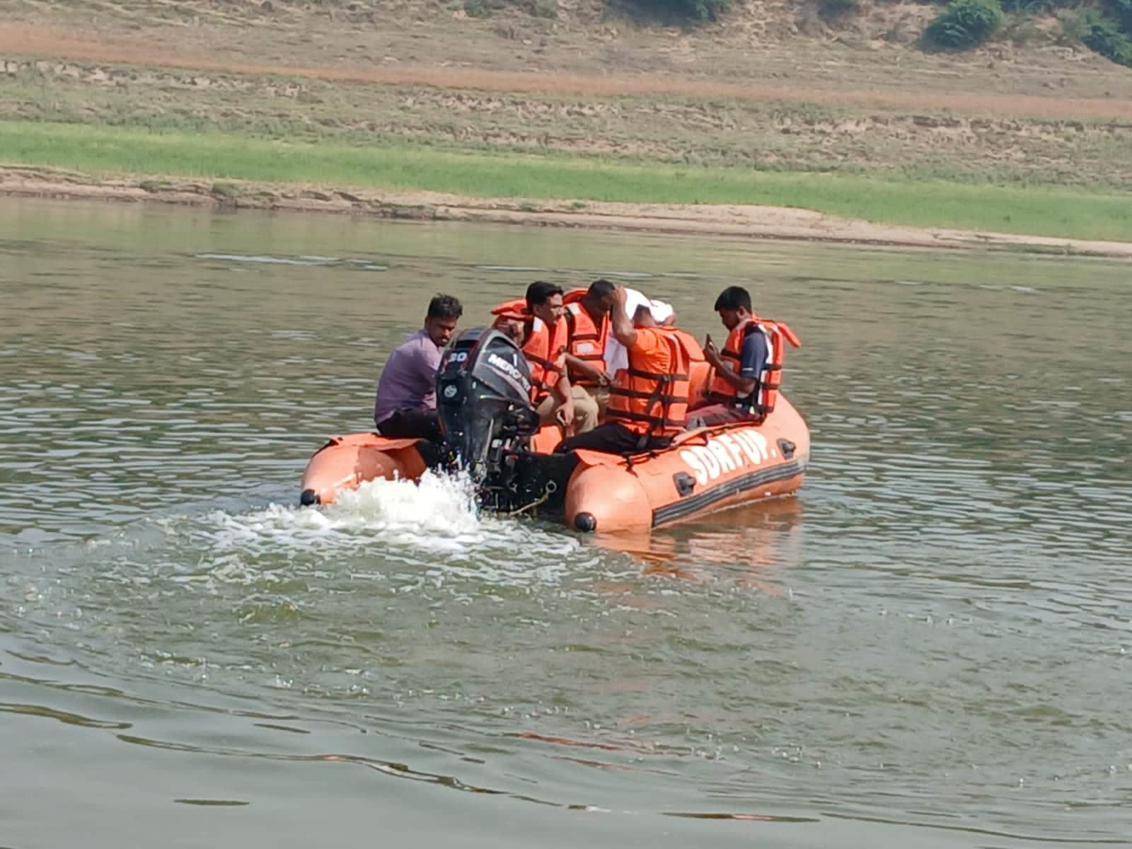 फोटो- 16 यमुना नदी में सर्च अभियान चलाती एसडीआरएफ टीम। संवाद