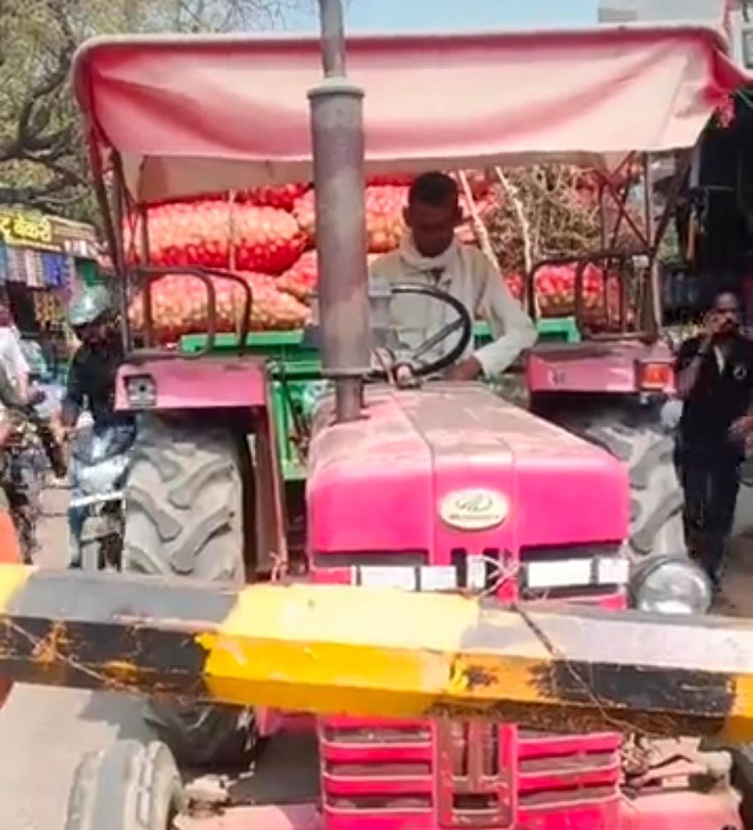 Tractor collision breaks railway boom, causes traffic jam