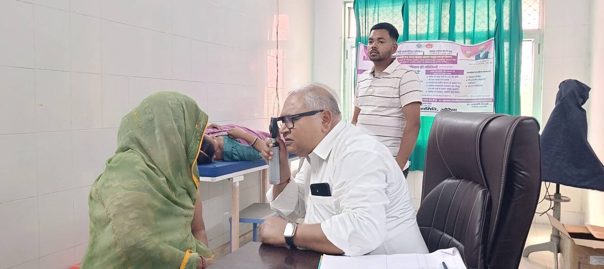 Holi colours cause eye problems, people rush to hospital