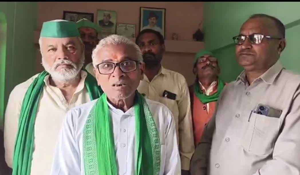 Farmers protested against the anti-encroachment drive on Yamuna road.