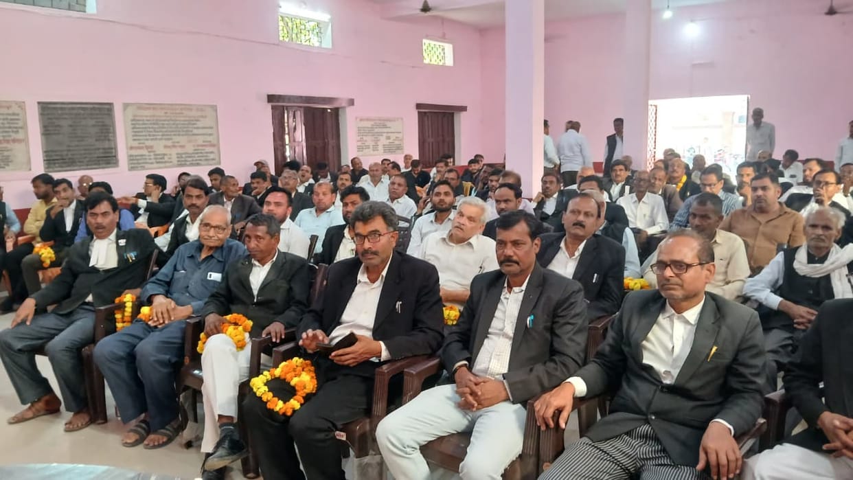 The MLA reached among the advocates and played Holi with flowers.