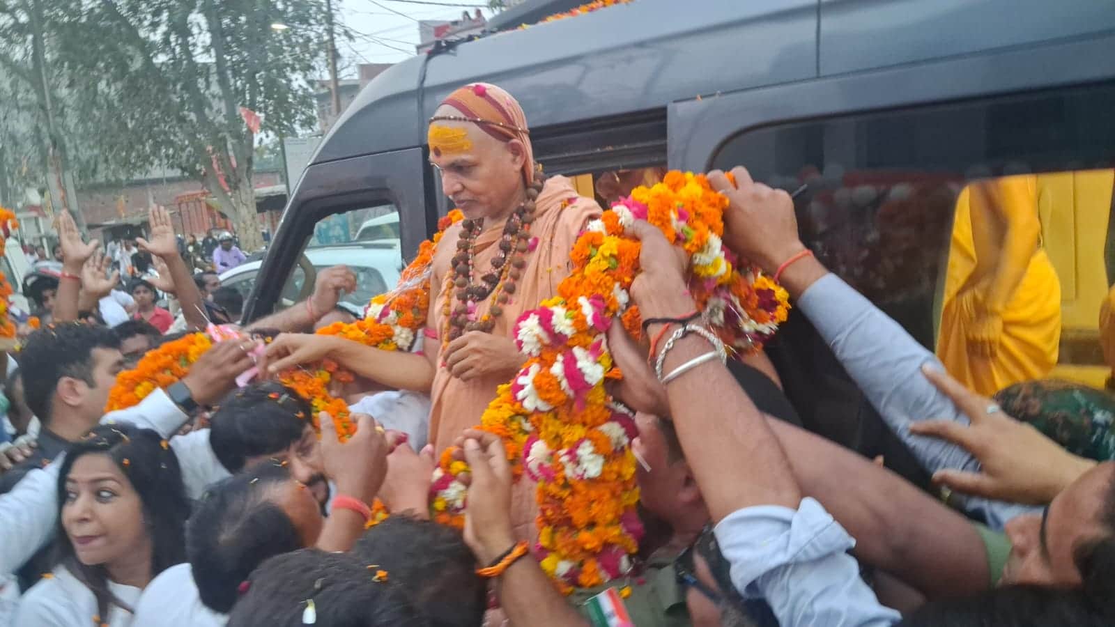 गौरीगंज कस्बे में शंकराचार्य स्वामी अविमुक्तेश्वरानंद का स्वागत करते लोग।-संवाद