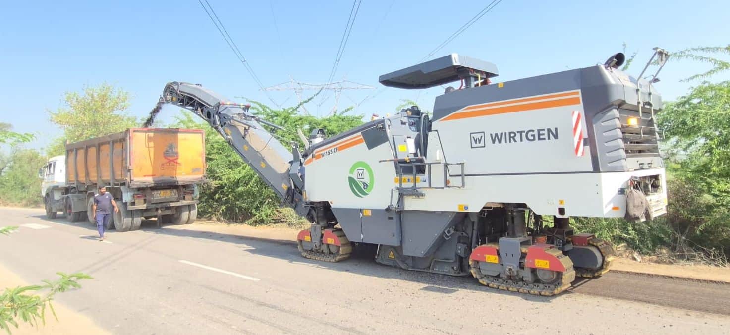 गांव बापोड़ा में सड़क को  उखाड़ती मशीन।