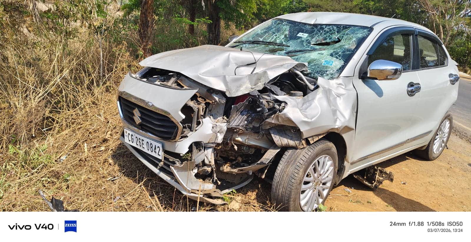 घटनास्थल में क्षति ग्रस्त वाहन