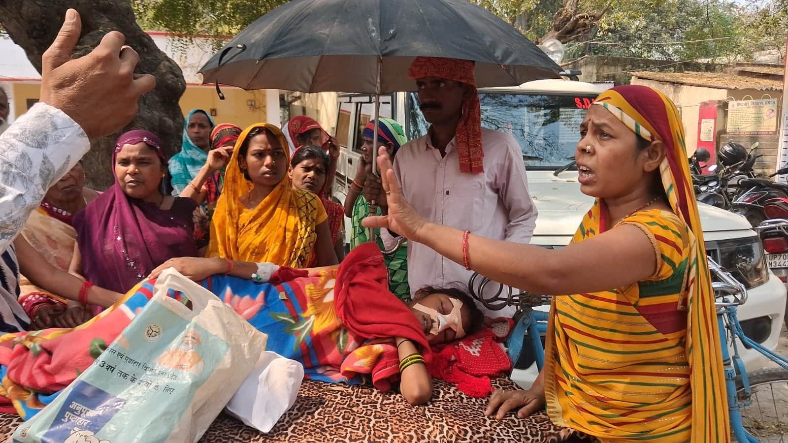 घायल रानी को ठेले पर लेकर कलेक्ट्रेट पहुंचे परिजन। स्रोत- सोशल मीडिया