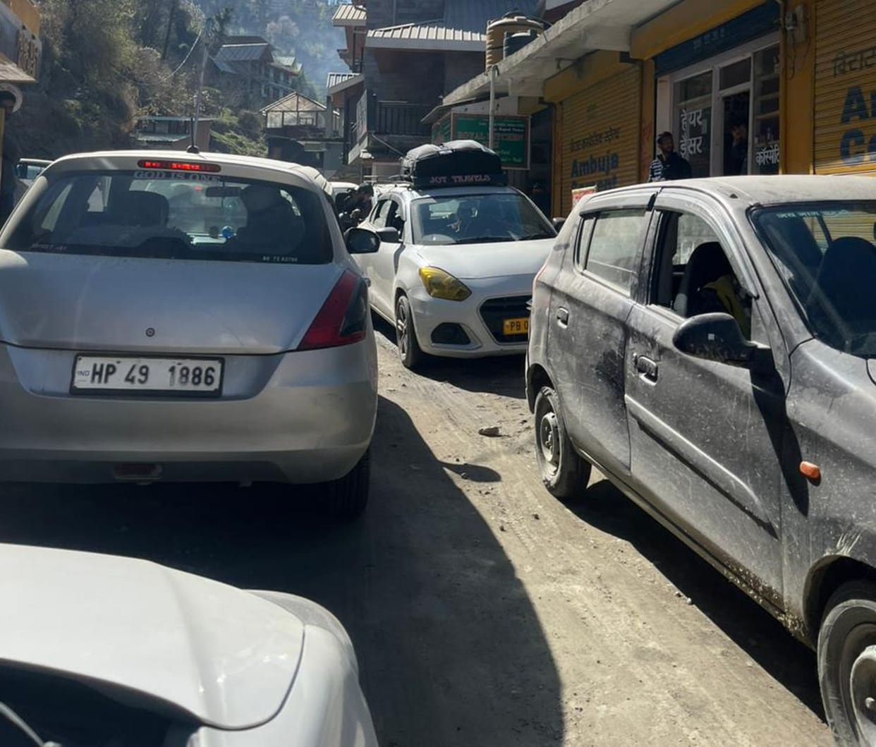 Traffic jam on the highway in Jibhi of Banjar, tourists and common people stranded