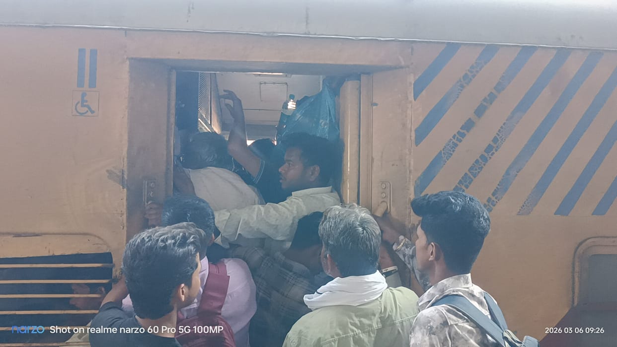 Passenger trains are crowded, people travel by hanging.