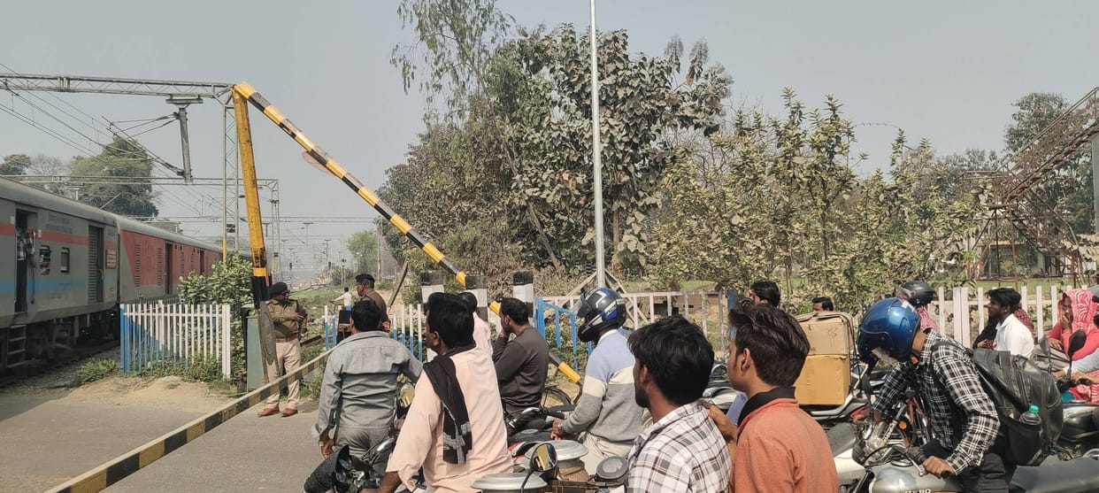 The collapse of the railway crossing boom caused traffic jams on the highway.