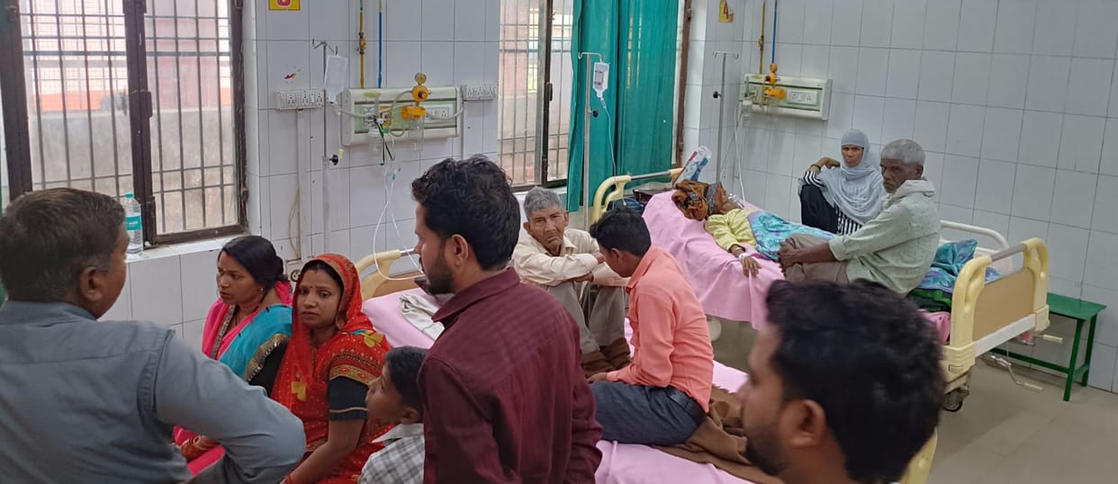 Beds full in the emergency ward of the district hospital, huge crowd in the OPD