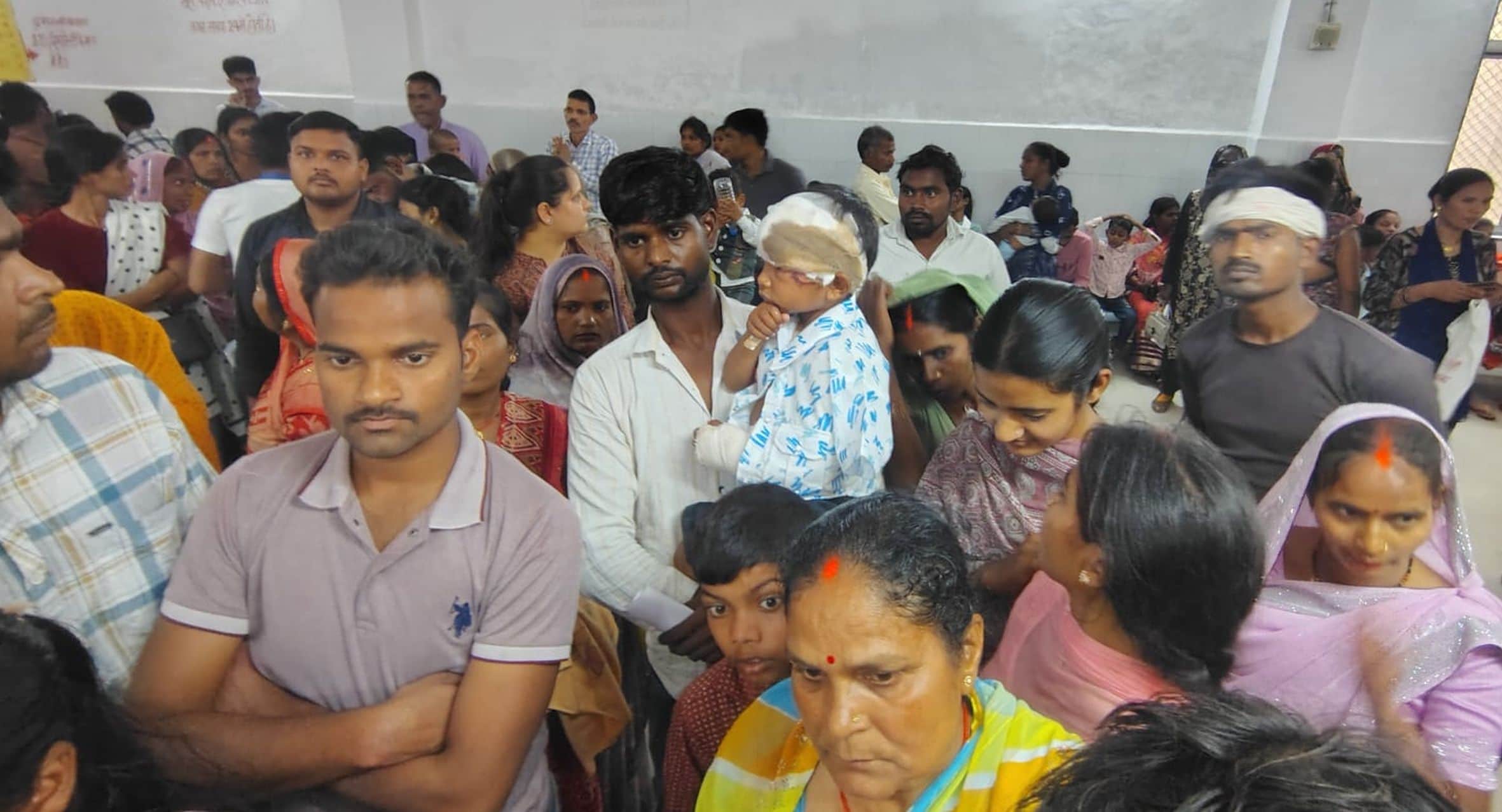  जिला अस्पताल की ओपीडी के बाहर खड़े मरीज। -संवाद