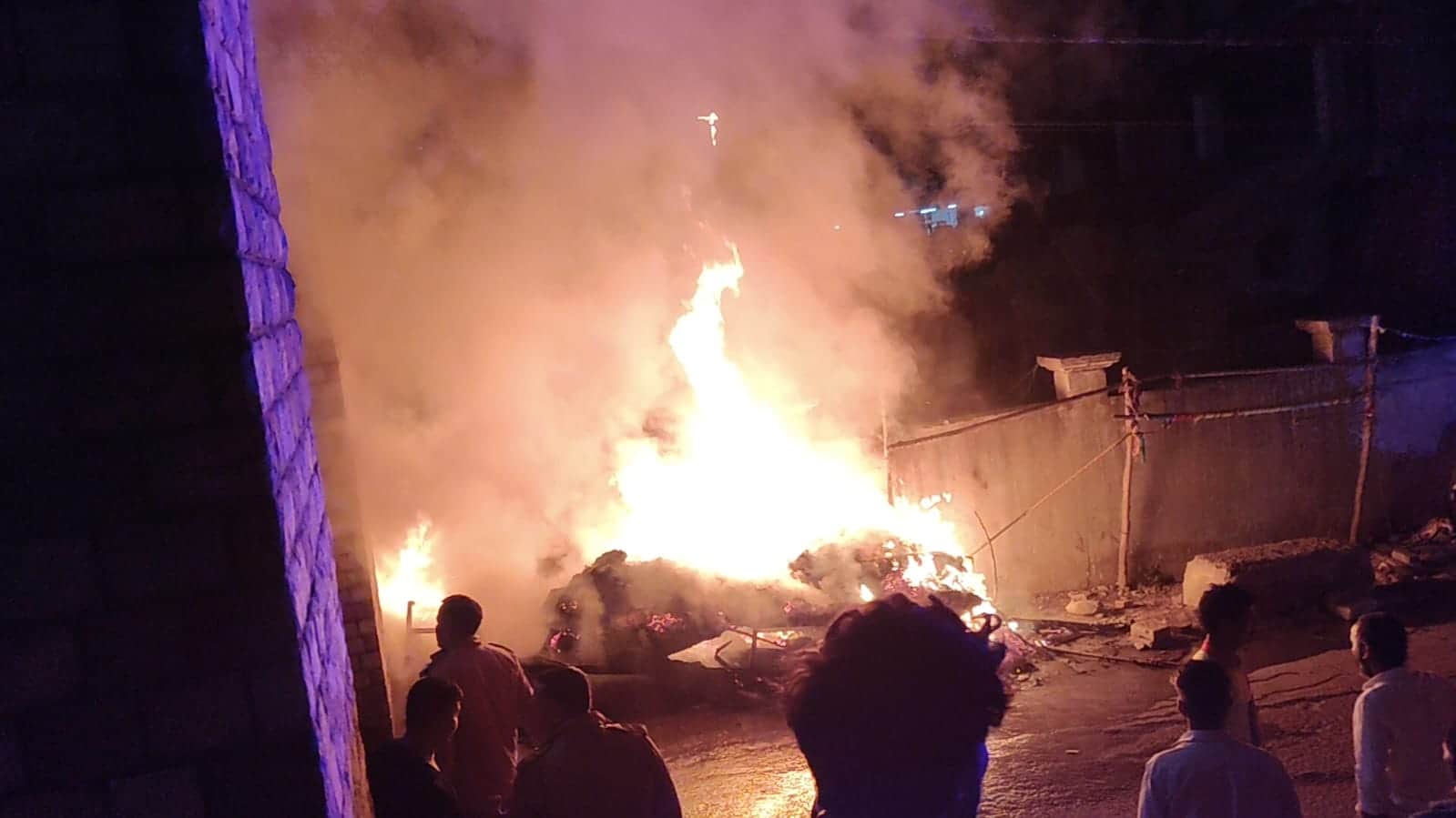 कपड़ो क़ी दुकान मे लगी aag