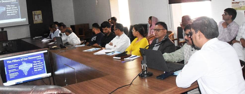 लघु सचिवालय में आयोजित जनगणन बैठक में मौजूद अधिकारी। 