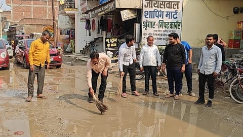 Shopkeepers and villagers protested by sweeping the road