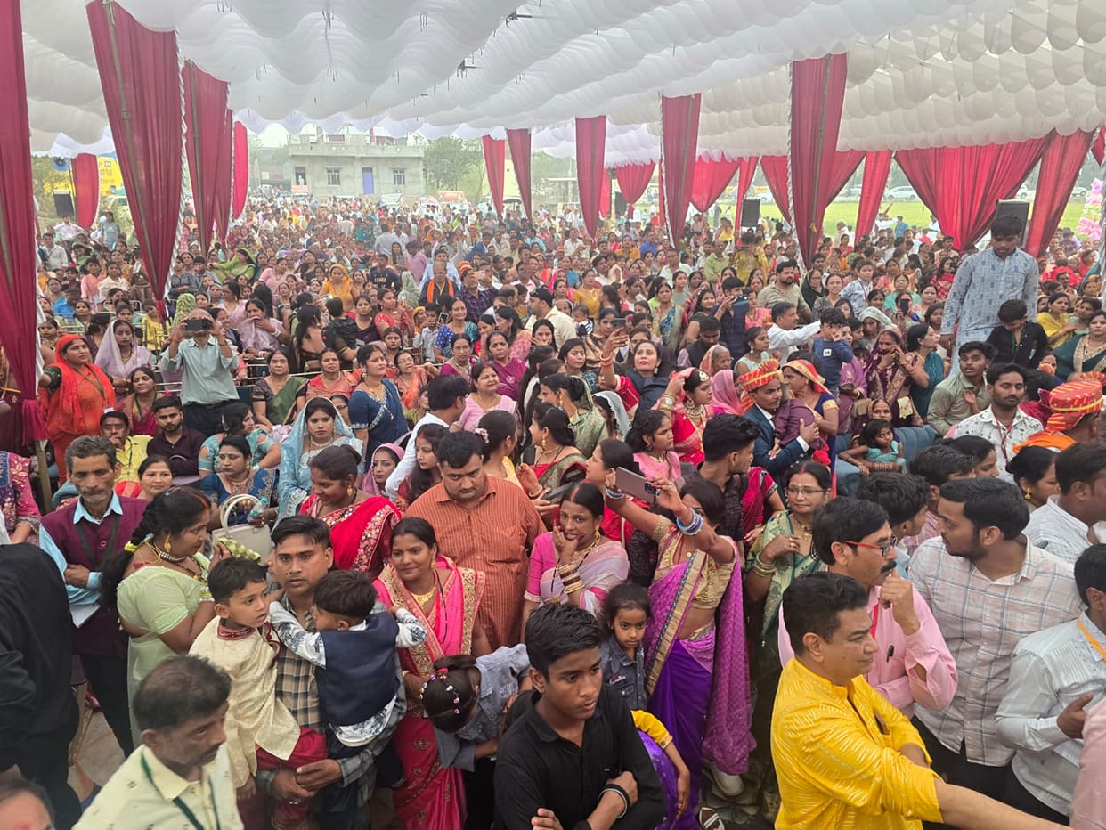 The wedding procession started with great pomp and show, 10 couples got married amidst Vedic chants