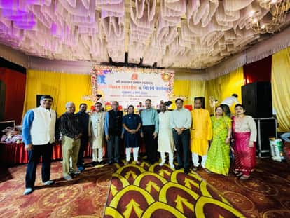 Radha-Krishna's love was seen in the Holi Milan ceremony.