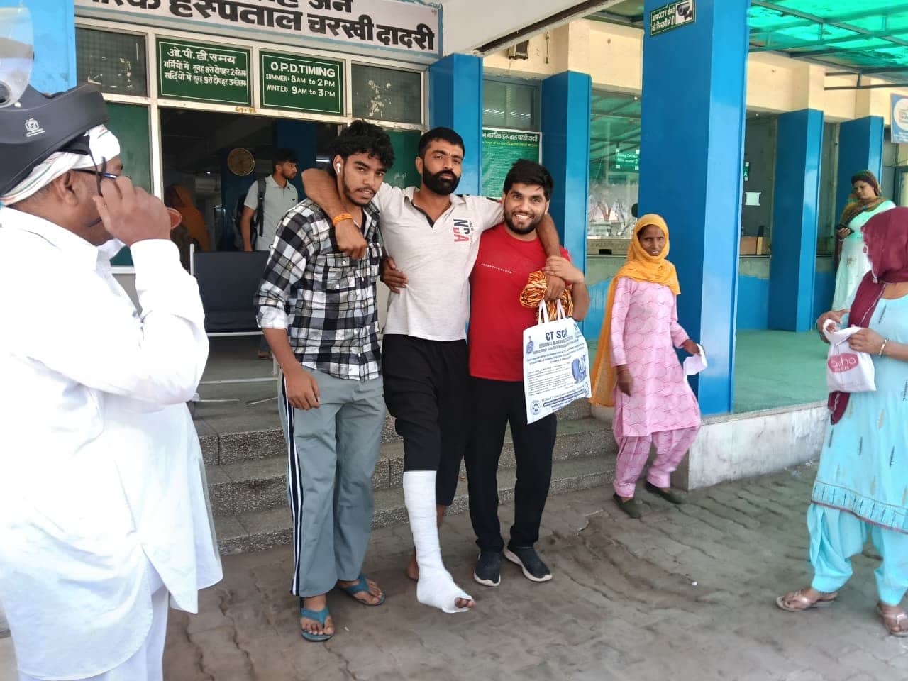 मरीज को वापस घर लेकर जाते उसके साथी।