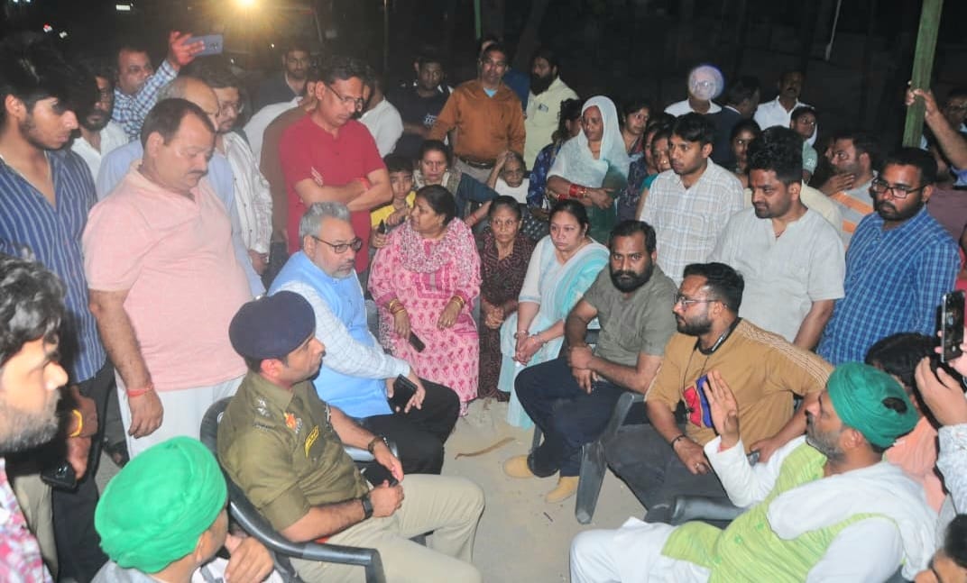 Traders closed the Main Central Market and took out a procession, setting up an indefinite camp at the gate of Awas Vikas.