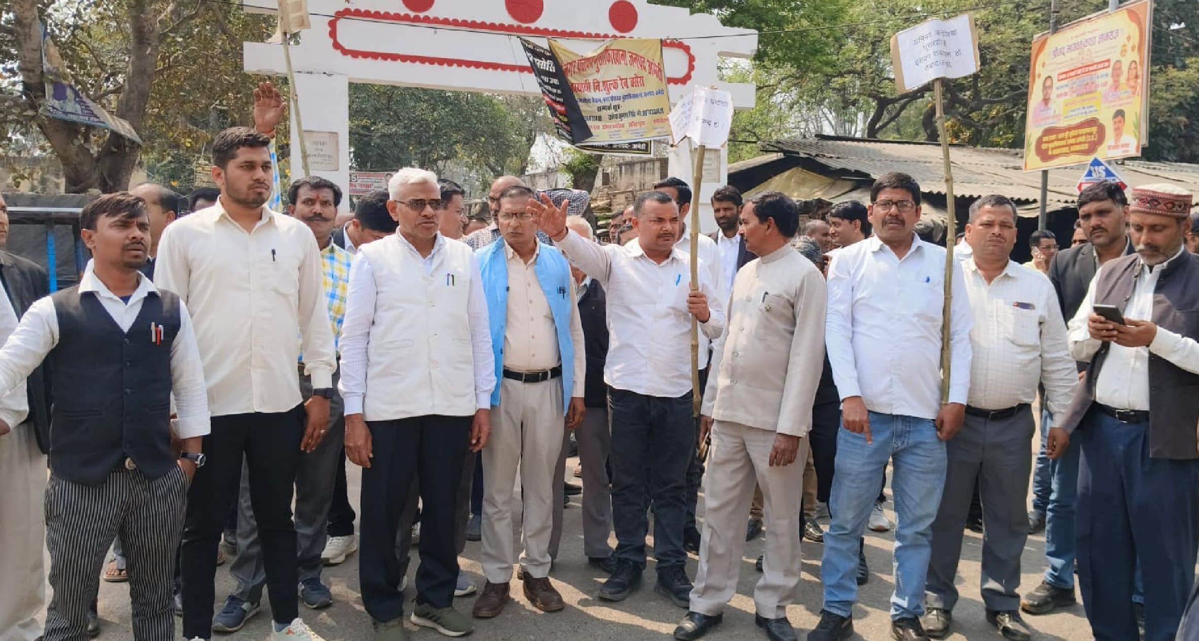 मुसाफिरखाना तहसील गेट पर प्रदर्शन करते अधिवक्ता। स्रोत संगठन