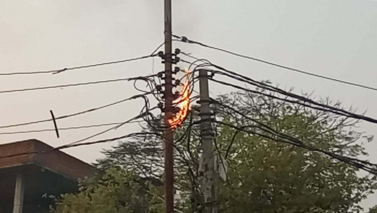 Electric pole fell on NH-31, wire caught fire in Baheri