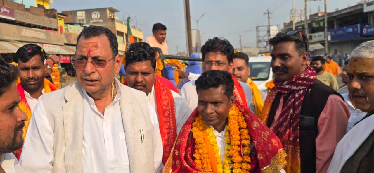 नगर विधायक व कार्यकर्ताओं के साथ भाजपा के नवनिर्वाचित जिलाध्यक्ष लालबहादुर सरोज, स्रोत संवाद