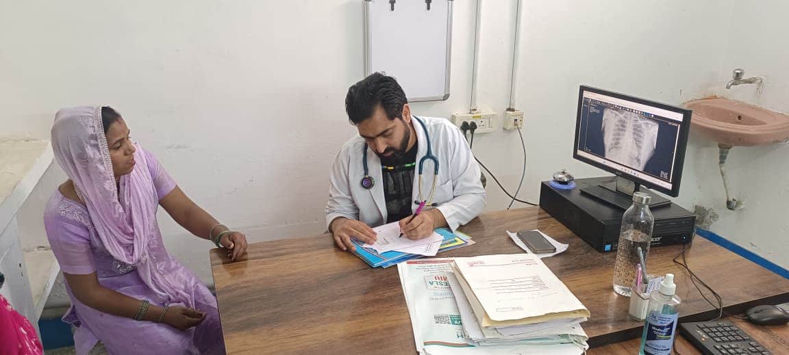 नागरिक अस्पताल में मरीज का उपचार करते डॉ. उपेंद्र श्योराण। 