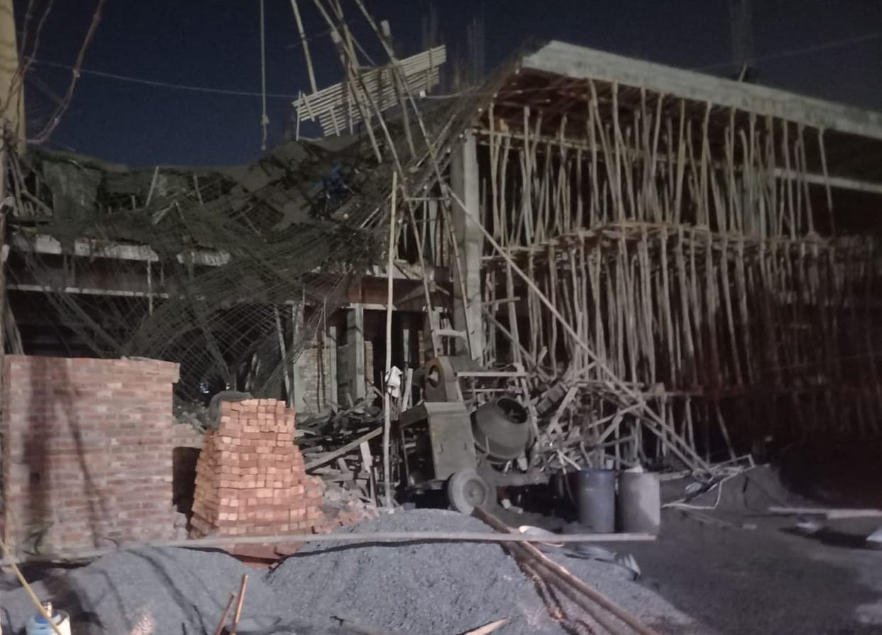 The accident occurred in an under-construction building due to the breaking of a shuttering pole, injuring five workers.