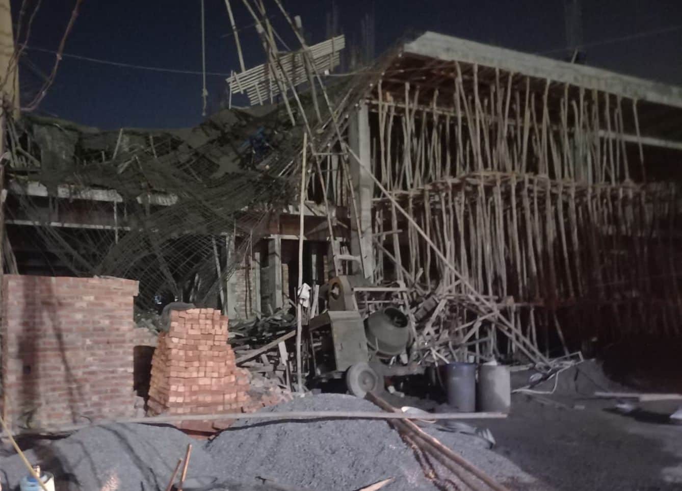 निर्माणाधीन भवन  पर शटरिंग  गिरने से फैला मलबा।