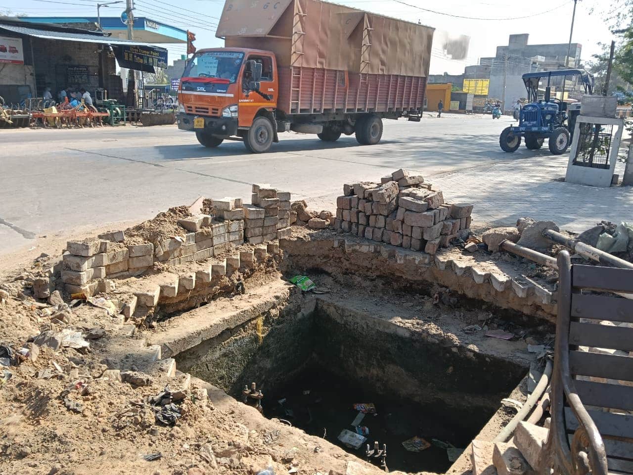 नेशनल हाईवे 334बी के साथ में खुला पड़ा की-मैनहोल। 