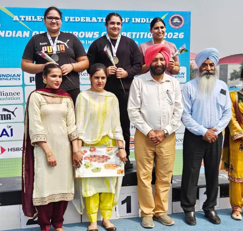 ओपन थ्रो शाॅट पुट प्रतियोगिता मेंं विजेता खिलाड़ियों के साथ अन्य।