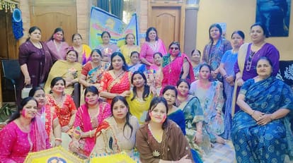 Greet each other with Holi along with colors and gulal