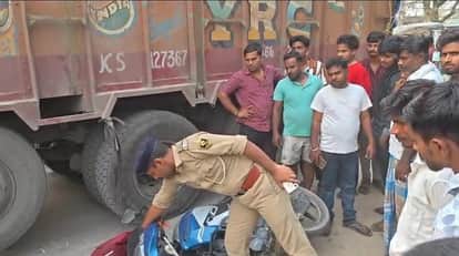 Truck Hits Bike in Munger Bihar wife dies Husband Seriously Injured