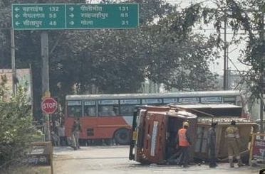 CNG-laden truck overturns, rescue operation lasts two hours