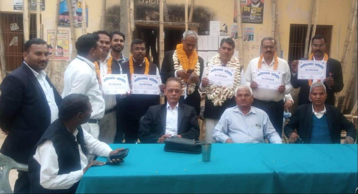 प्रमाण पत्र के साथ मौजूद मड़िहान अधिवक्ता समिति के नव निर्वाचित अध्यक्ष सहित अन्य पदाधिकारी।-
