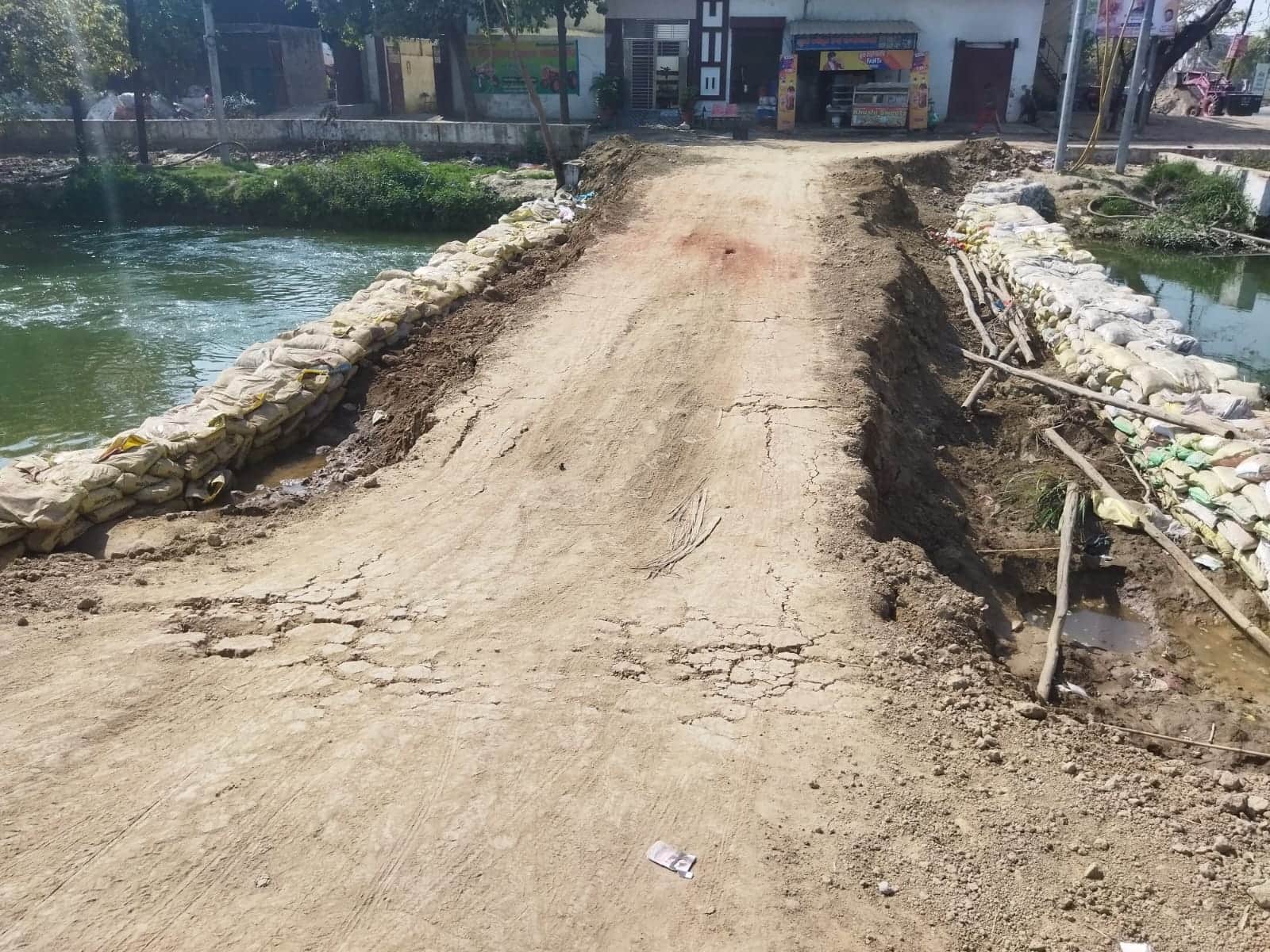 परिवहन की खबर से संबंधित। छपरौली मार्ग पर पूर्वी यमुना नहर पर बनाया गया अस्थाई पुल। संवाद