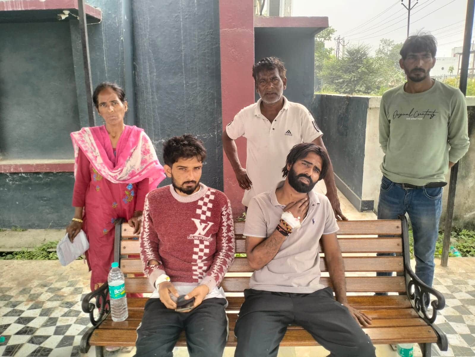 पोस्टमार्टम हॉउस में मौजूद परिजन